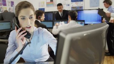 kadın şehir işçisi telefon alır