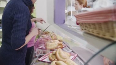 mutlu müşteriler bir kafe ya da ekmek taze hamur işleri seçilen seçimi