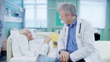 Doktor ile hasta röntgen sonuçlarını tartışıyor