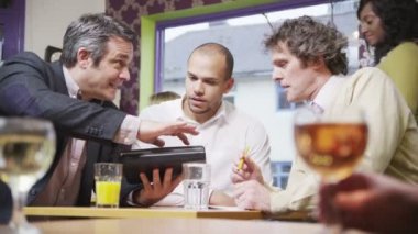 Üç neşeli iş adamları geçici toplantının bir kafede