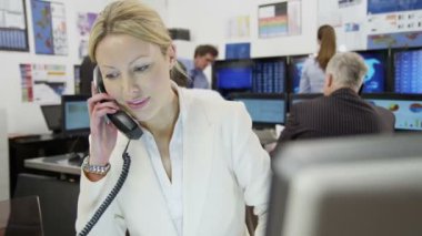 Şehir işçisi telefon alır