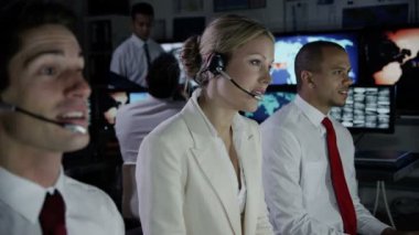 sistem kontrol odasında erkek güvenlik personeli