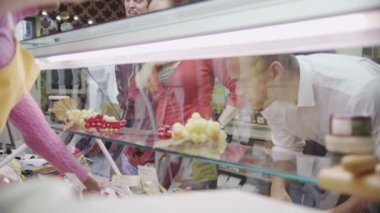 dostça Şarküteri peynir sayaç bir gülümseme ile müşterilerine hizmet personel