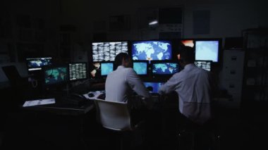 sistem kontrol odasında erkek güvenlik personeli