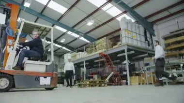 kaldırma ve taşıma mal ve malzeme meşgul depo işçileri