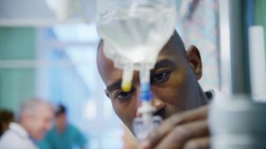 Doktor sağlık personeli kontrol