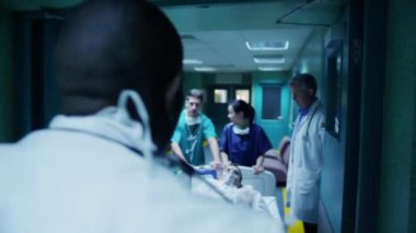 Acil durum ekibi acele hastayı sedye