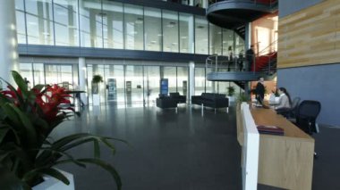 ofis etrafında hareketli iş adamları