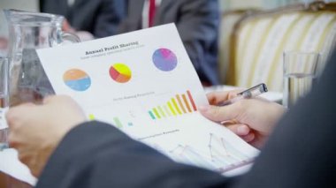 Konferans masa etrafında oturmuş uzmanları