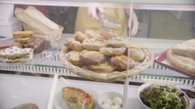 güler yüzlü personel ekmek sayaç bir gülümseme ile müşterilerine hizmet