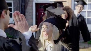 mezuniyet gününde arkadaş grubu