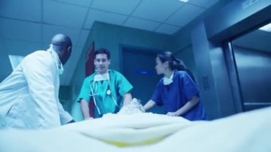 Acil durum ekibi acele hastayı sedye