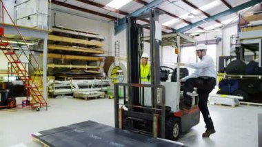 erkek forklift kamyon şoförü bir kadın işçi ele geçirmek için shift ulaşan