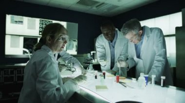 laboratuarda çalışan tıbbi araştırma ekibi