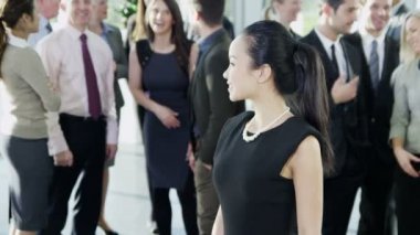 Asya işkadını gülümsüyor