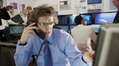 piyasa tüccar telefon üzerinden anlaşma yapıyor