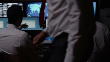 sistem kontrol odasında erkek güvenlik personeli