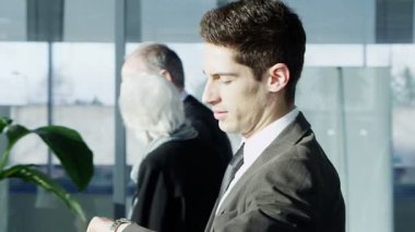 Ofis Binası ile yürüyüş iş adamı