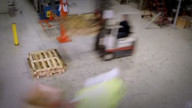 meşgul ambar veya fabrika işçileri