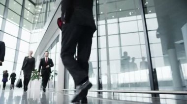 Ofis Binası çevresinde yürüyüş iş adamları