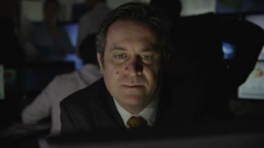 işadamı gece geç saatlerde çalışıyor