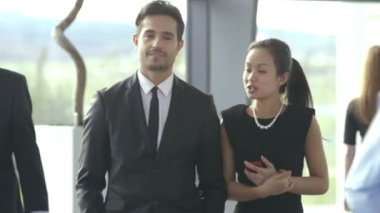 iş adamı ve iş kadını sohbet ve gülmek