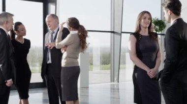 ofis binasında iş adamları ekibi