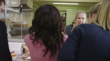 güler yüzlü personel ekmek sayaç bir gülümseme ile müşterilerine hizmet