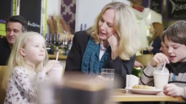 mutlu sevgi dolu aile zevk bir kafede içecekler ve aperatifler