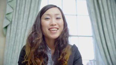 Genç Asyalı işkadını görüntülü arama hale getirir.