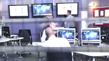 güvenlik personeli ekranları izlemek