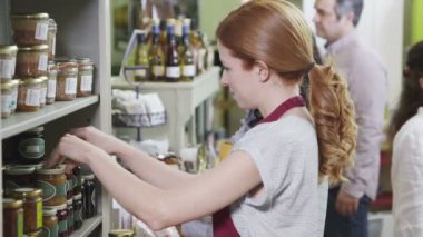 küçük bir dost Şarküteri veya gıda mağaza müşteri ve personel üyeleri