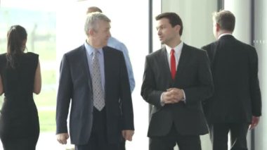 İşadamları birlikte sohbet