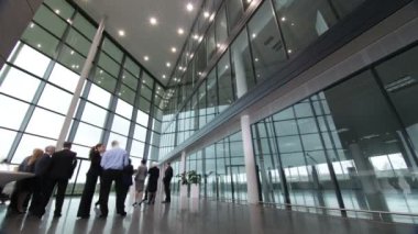 ofis etrafında hareketli iş adamları