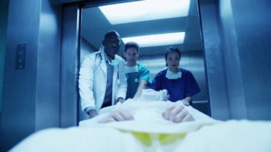 Acil durum ekibi acele hastayı sedye