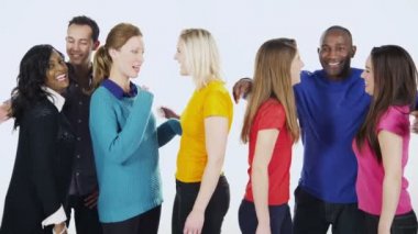 çok etnik insanlar birlikte duruyor