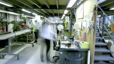 ofis bölümünde, bir ambar veya fabrika meşgul işçiler