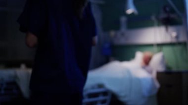 Hasta yatakta dinleniyor.