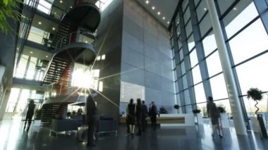 ofis etrafında hareketli iş adamları