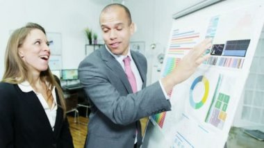 rakamlar arayan iki satış uzmanları