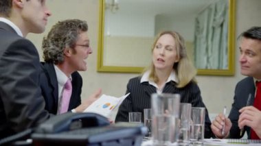 iş adamları konferans masa etrafında oturmuş