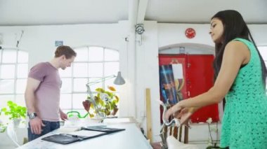 birlikte ortak bir proje üzerinde çalışırken öğrenci veya genç iş ortakları