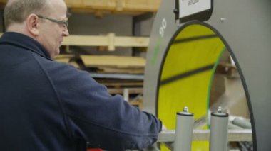 mal teslim edilmek üzere hazırlamak için paketleme makinesi kullanarak işleç