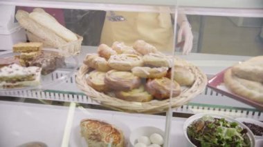güler yüzlü personel ekmek sayaç bir gülümseme ile müşterilerine hizmet