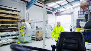 erkek forklift kamyon şoförü bir fabrika veya Ambar vardiyası başlar