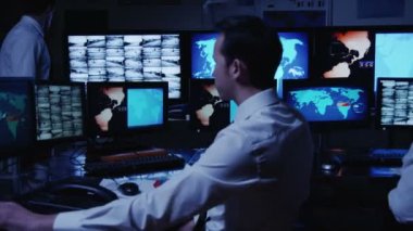 sistem kontrol odasında çalışan güvenlik personeli.