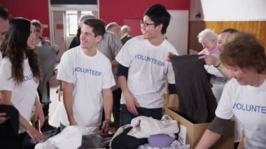 Onlar bağışlanan eşyalar sıralama gibi sadaka gönüllü birlikte eğlenin