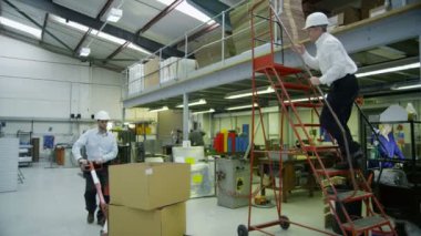 her kendi rolleri taşıyan yoğun bir depo personeli