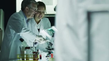 birlikte laboratuvarda çalışan araştırmacılar