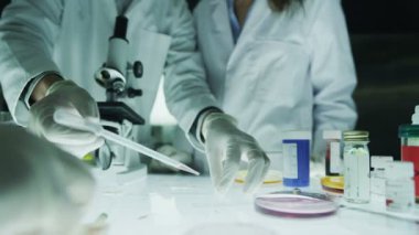 bilimsel ekibin kimyasallar ile deneme